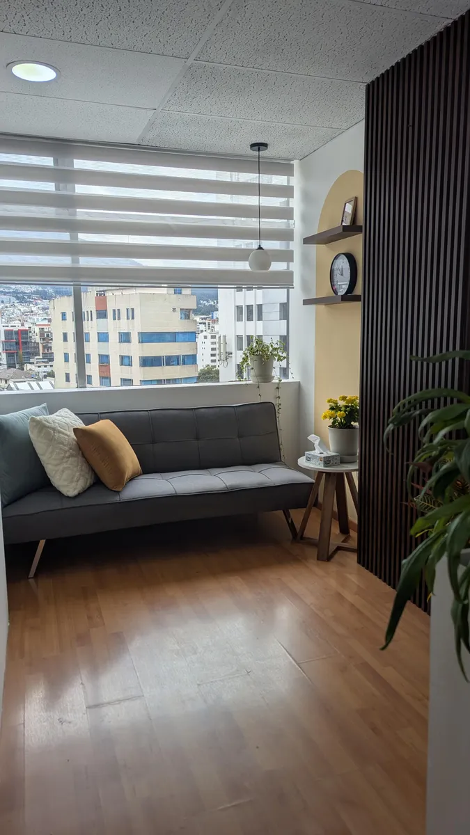 Consultorio de psicología con vista a la ciudad, sede 6 de Diciembre